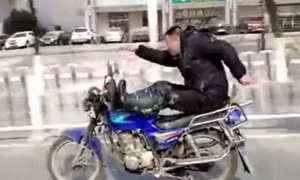 Vừa lái xe vừa ‘làm xiếc’, người đàn ông nhận cái kết đắng