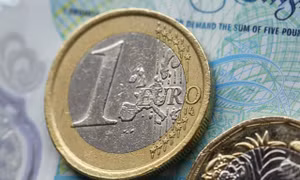 Đồng euro lần đầu rớt giá mạnh, chỉ đổi được 79 rúp Nga