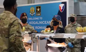 Đệ nhất Phu nhân Mỹ phục vụ bữa tối cho quân nhân ở Romania