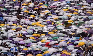 Hàng triệu người bất chấp cái nóng 48 độ C hành hương đến Thánh địa Mecca