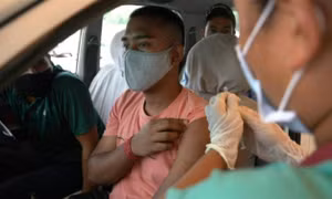 Mô hình tiêm vaccine COVID-19 kiểu 'lái xe tạt qua' ở New Delhi