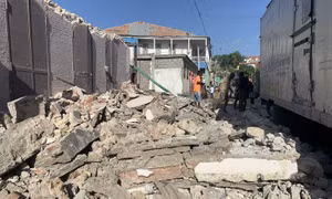 Hình ảnh nhà cửa đổ sập, khung cảnh hỗn loạn bao trùm Haiti sau trận động đất độ lớn 7,2 