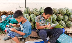 Thiết bị thông minh đang đánh cắp tuổi thơ của trẻ em Trung Quốc