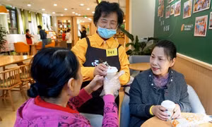 Chống suy giảm trí nhớ, quán cà phê đào tạo người già làm nhân viên
