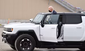 Video Tổng thống Mỹ Biden lái thử xe Hummer điện 1.000 mã lực