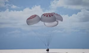 Video tàu vũ trụ SpaceX chở toàn dân thường hạ cánh xuống Đại Tây Dương
