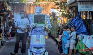 Chú robot làm từ đồ điện bỏ đi thành 'giúp việc' đắc lực thời COVID-19