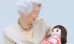 Robot 'cháu cưng' xoá tan nỗi cô đơn của người già 