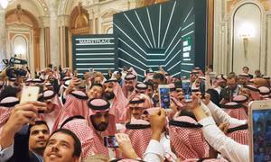 Thái tử Saudi Arabia bị xô đẩy giữa đám đông cuồng selfie