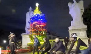 Đạp xe thắp sáng cây thông Noel