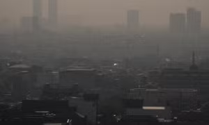 Không khí quá ô nhiễm, người dân Jakarta phải đeo khẩu trang mới dám ra đường