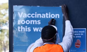 Lo làn sóng mới, nhiều nước rút ngắn ngày tiêm mũi thứ 3 vaccine COVID-19
