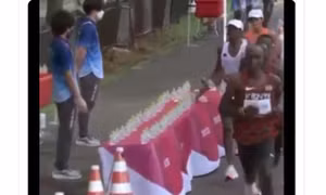 Video vận động viên Pháp hất đổ nước khi chạy marathon tại Olympic gây phẫn nộ