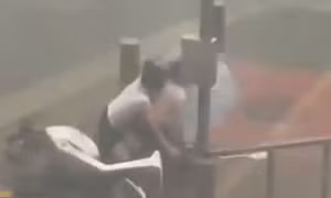 Video người mẹ dùng thân mình che cho con giữa cuồng phong