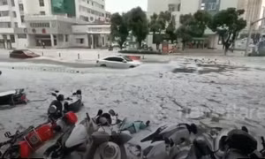 Đường phố Trung Quốc hóa ‘sông băng’ vì mưa đá