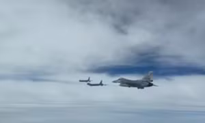 Khoảnh khắc chiến đấu cơ SU-35 Nga áp sát xua đuổi hai máy bay Mỹ trên Biển Baltic