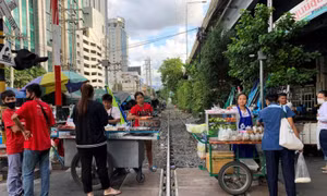 Người bán hàng rong ‘lên ngôi’, kiếm lời từ biểu tình Thái Lan