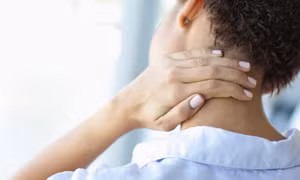 Xoay cổ cho đỡ mỏi, cô gái trẻ bị liệt nửa người