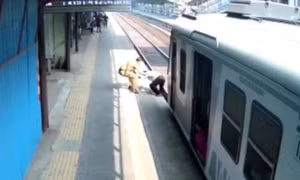 Khoảnh khắc người đàn ông thoát chết ngay trước mũi tàu hỏa