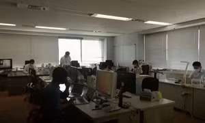 Người dân Tokyo tắt đèn ban ngày để tiết kiệm điện
