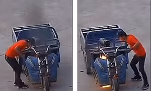 Xe ba bánh bốc cháy, lái xe ra sức thổi dập lửa