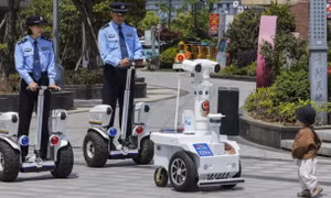 Robot cảnh sát tăng sức mạnh tuần tra ở Trung Quốc lên gấp 10 lần