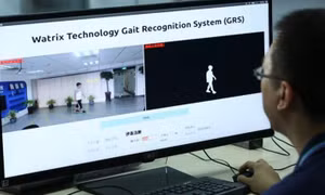 Không cần lộ mặt, con người có thể bị nhận diện bằng dáng đi
