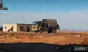 Sư đoàn xe bọc thép Syria rầm rập tiến về Hama trực chiến