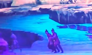 Video chó sói đuổi cắn diễn viên trên sân khấu kịch ở Trung Quốc