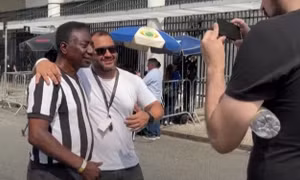'Bản sao' của Pelé cùng hàng ngàn người đến viếng huyền thoại bóng đá Brazil