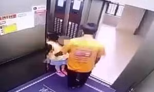 Phẫn nộ cảnh nhân viên giao hàng bế bé gái ra khỏi thang máy để lạm dụng