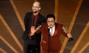 Daniel Kwan và Daniel Scheinert nhận tượng vàng Oscar Đạo diễn xuất sắc nhất