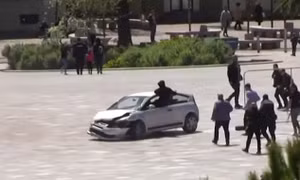 Video người hùng lao vào cửa ô tô để cản lái xe ‘ngáo đá’