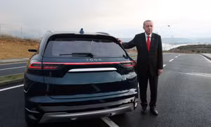 Tổng thống Erdogan lái thử ô tô điện đầu tiên của Thổ Nhĩ Kỳ