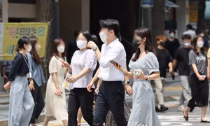 Hàn Quốc dỡ bỏ quy định đeo khẩu trang ngoài trời phòng COVID-19