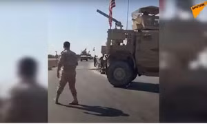 Video lính Syria chặn đoàn xe quân sự Mỹ, buộc phải quay đầu