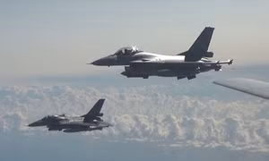 Cận cảnh dàn tiêm kích NATO ‘vây’ oanh tạc cơ Nga trên Biển Baltic