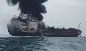 Tàu chở dầu treo cờ Việt Nam cháy ngoài khơi Hong Kong 
