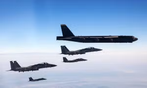 Video tiêm kích Israel hộ tống ‘pháo đài bay’ B-52 Mỹ 
