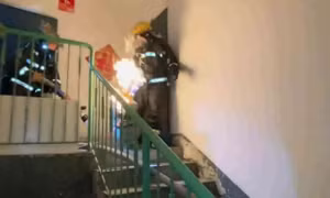 Video lính cứu hỏa cầm bình gas bốc cháy, chạy khỏi khu chung cư