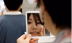 Người trẻ Nhật Bản tham gia lớp học... cười