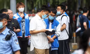Các trường học tại Trung Quốc nghĩ đủ cách sáng tạo để giảm căng thẳng trước kì thi