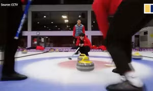 Xem robot 'rèn' vận động viên bi đá trên băng để thi đấu Olympic Mùa đông Bắc Kinh 2022