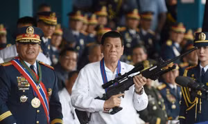 Tổng thống Duterte hứa thưởng tiền cảnh sát trừ khử đồng nghiệp ‘ninja’
