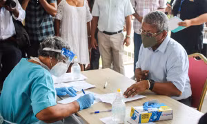 Tổng thống Seychelles bác tin vaccine Trung Quốc đứng sau đợt bùng phát COVID-19