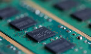 Đối phó lệnh cấm của Mỹ, Trung Quốc ồ ạt mua máy sản xuất chip cũ