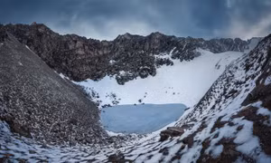 Bí ẩn hồ nước trên núi băng Himalaya chứa hàng trăm bộ xương người