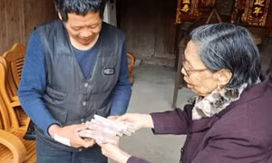 Cụ bà 92 tuổi từ chối phá sản, trả nợ 3 triệu USD trong 10 năm được giải ‘công dân tốt’