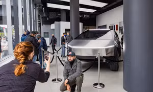 Hàng trăm người đội mưa xếp hàng chiêm ngưỡng siêu xe điện bọc thép của Tesla