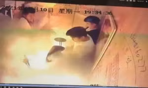 Video xe đạp điện nổ giữa thang máy kín người gây báo động an toàn
